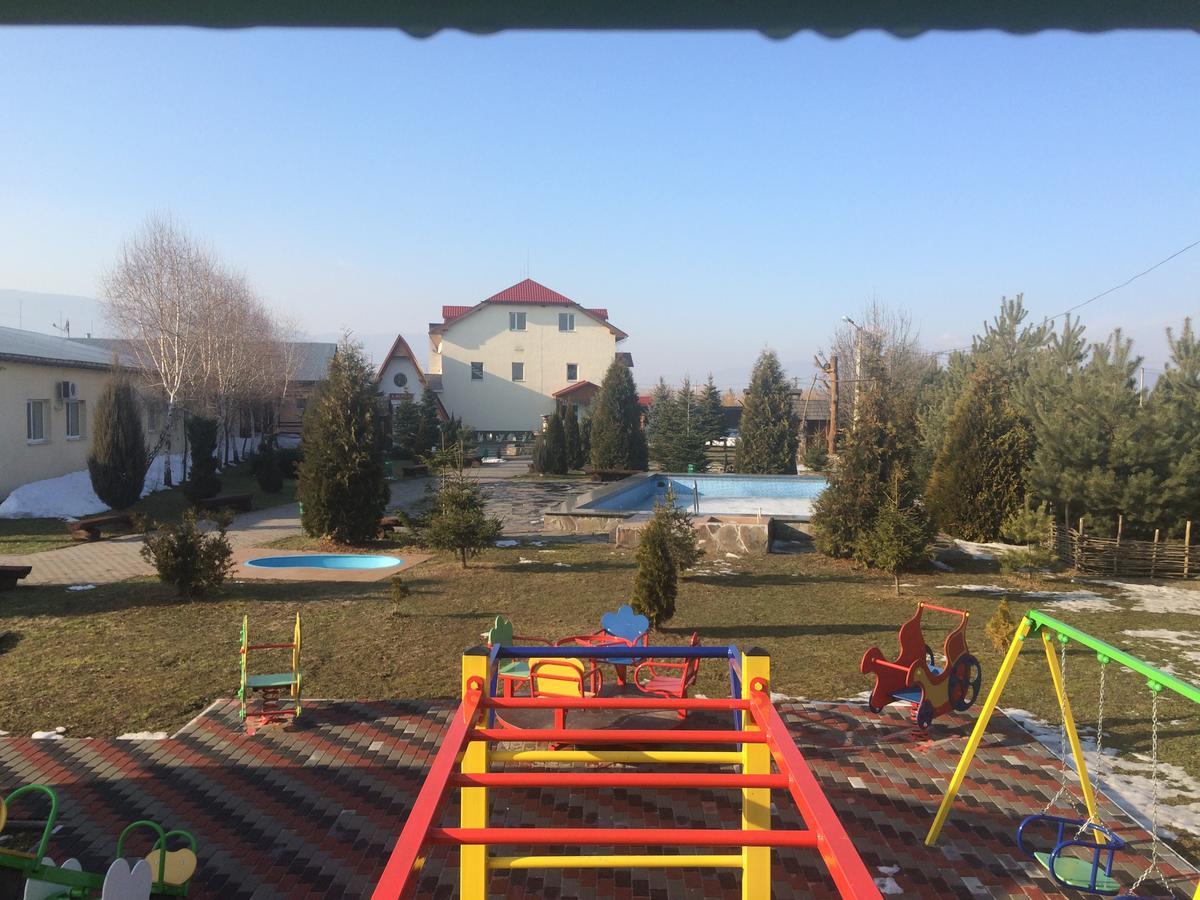 Trembita Hotel Huszt Kültér fotó